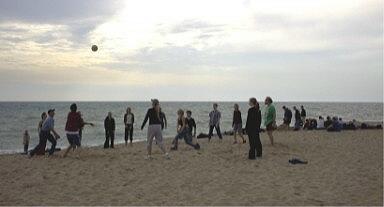 Trotz Wind wurde Volleyball gespielt.