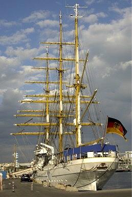 Die Gorch Fock vor Anker